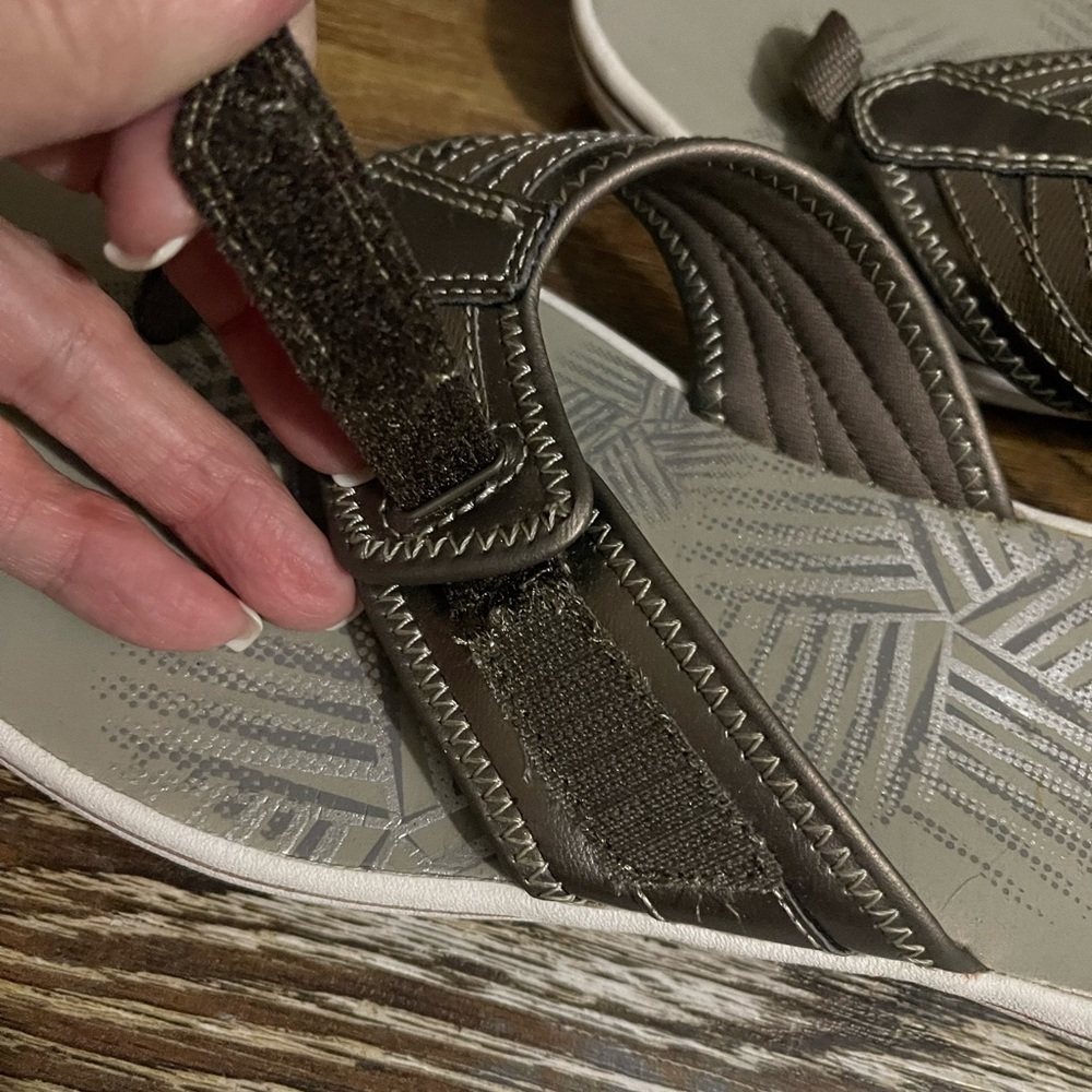 Like New Clarks Cloudstepper Sandal Size 10 - Picture 11 of 12